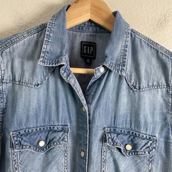 Gap Womens Medium Blue Denim Shirt Pearl Snap Western Cowgirl Rodeo Top - Picture 2 of 10
